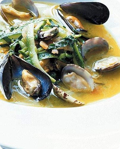 Zuppa di foglie e fiori di zucchine con cozze e vongole veraci