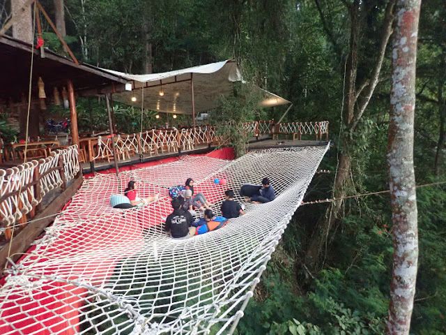 sarapan di jembatan gantung situgunung