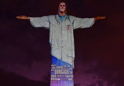 Cristo Redentor ‘veste’ jaleco para homenagear médicos e enfermeiros