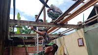 Peduli Warga Tertimpa Musibah, Personil Koramil 1423-01/Lalabata Kodim 1423/Soppeng Korem 141/TP Kodam XIV/Hsn Turun Tangan Bantu Perbaikan Rumah Warga