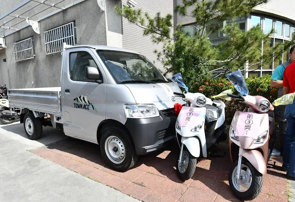 ▲芬園鄉農會不惜重資，最大獎頭獎小貨運車1台，總獎項250餘項，回饋農友，沒有抽中者還有精美紀念品，可以說是通通有獎。（記者林明佑翻攝）