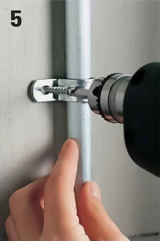 Anclando el tubo conduit contra la pared con abrazaderas para tubo - Instalaciones eléctricas residenciales