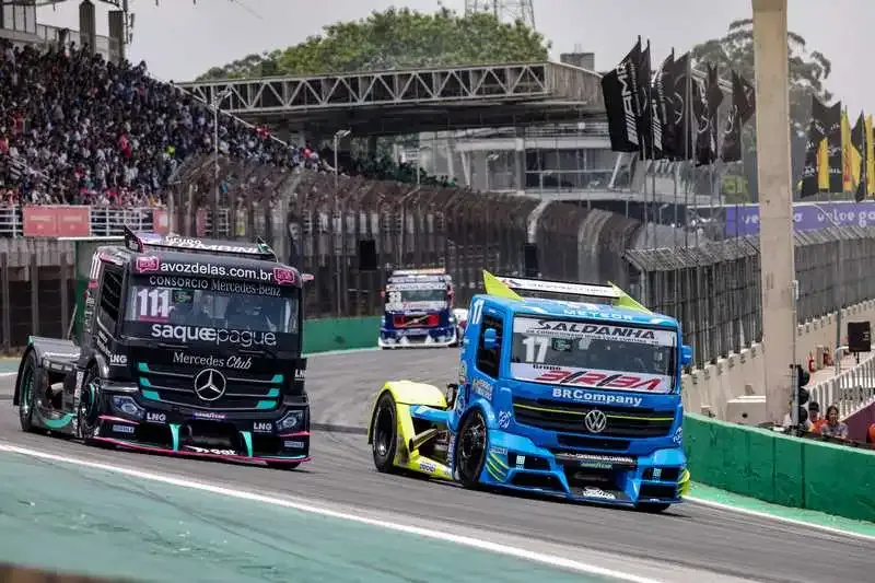 Caminhões Mercedes-Benz e Volkswagen disputando a final da Copa Truck em Interlagos