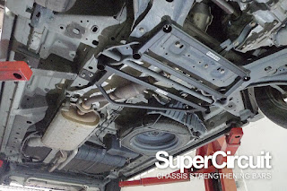 SUPERCIRCUIT Front Lower Brace installed to the Nissan Serena C26.
