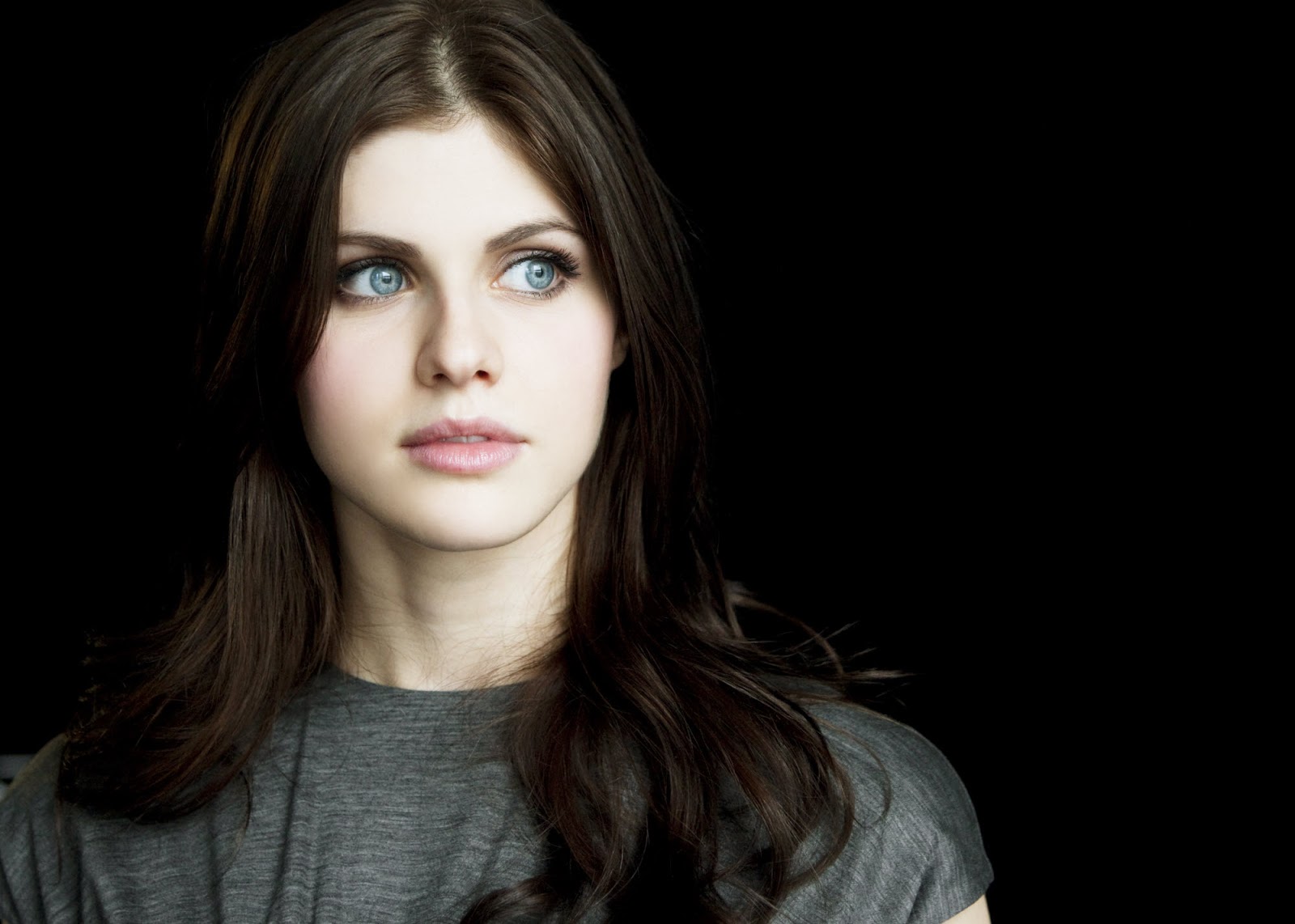 Alexandra Daddario HD Images and Wallpapers - Hollywood Actress