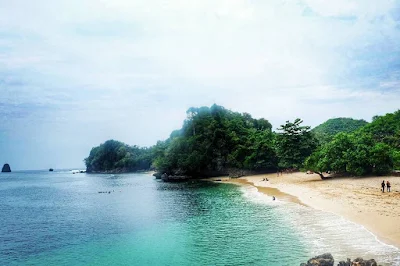 foto pemandangan pantai tiga warna dari atas tebing