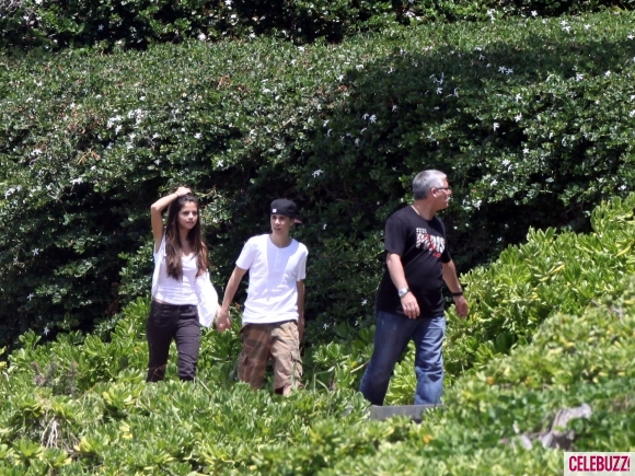 selena gomez and justin bieber beach hawaii. Selena Gomez and Justin Bieber