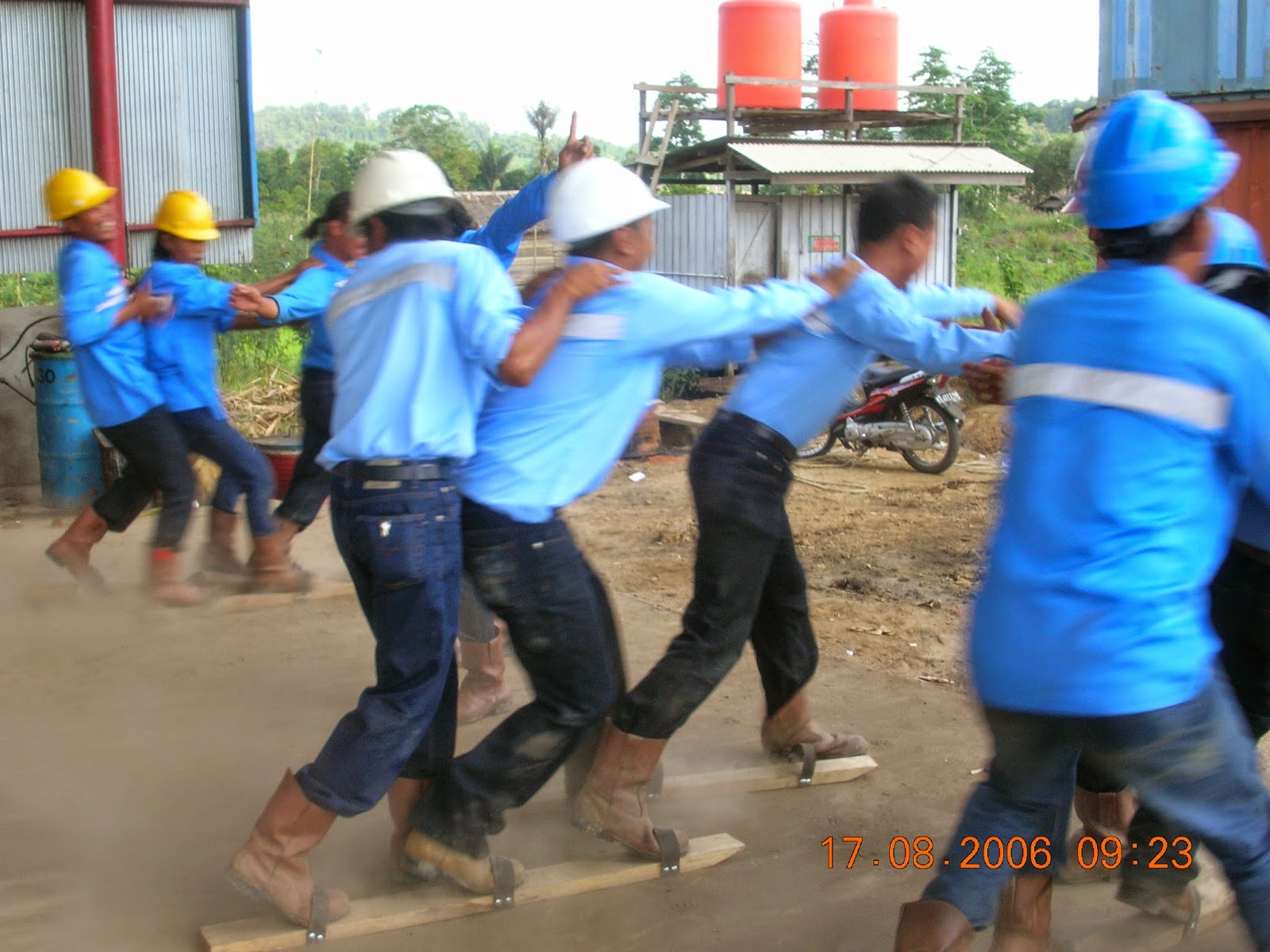 Bakiak Permainan  Tradisional Yang Perlu Di Lestarikan 