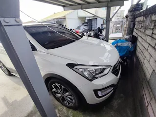 Hyundai Santa Fe二手車收購故事分享：  南投許先生有一台 2014 Hyundai Santa Fe 2.2豪華款 ，因為不小心超速40 ，所以他的 Santa Fe 就要吊扣半年了 !因為卡在車位又不能開，真的是非常麻煩，所以就和我們預約到府估車 。  我們先線上估價給他後 ，他考慮了一個月才決定賣給我們 。原因很簡單 ，這台 Santa Fe 就算晚賣早賣價格說真的落差也不會太大 ，也因為已經跑 20幾萬公里了 ，不如趕快賣掉換一台車來開 。  我們現場評估後，有一些地方要整理 ，但整理來說因為都跑高速公路 ，車況算是還能接受的 !  幸運的許先生遇到小曾團隊才能完成這次的二手車收購 ，因為現代算是比較冷門 、加上又是柴油、里程高 .....更加上扣牌半年 。坦白說全台灣翻遍都不見得有二手車商敢收購這台 Santa Fe 。  本次交易幸運的幫許先生處理好舊車的問題 ，之後只要專心在工作和家人就好 ，不用再花費任何心力在這台車上了 。柴油車、扣牌、高里程 、冷門品牌 ，找我們小曾團隊絕對沒錯啦 !!