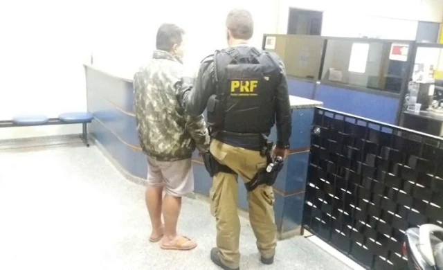 Homem é preso dirigindo sem habilitação e bêbado depois de provocar um acidente com o carro/Foto: PRF