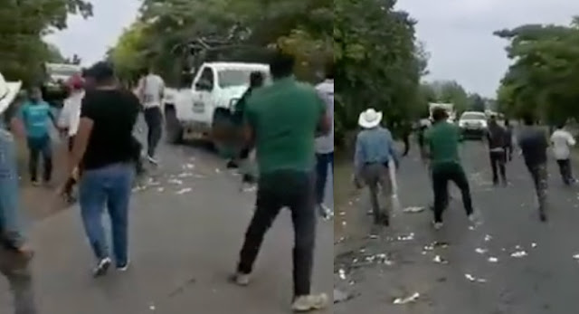 VIDEO.- Parte el alma esto.. . militares recibiendo huevazos. Humillados , desprotegidos en Apaztingan, Michoacán el día que ocupen de ellos ojala se defiendan solos y no los llamen