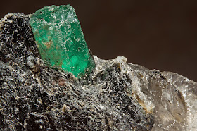 emerald in matriz of mica phlogopite and quartz : Carnaiba Mine District, Pindobaçu, Campo Formoso ultramafic complex, Bahia, Brazil