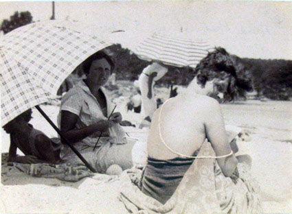 Сара Мерфи на пляже в Антибах, 1923 год.