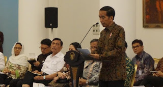  Bandar Poker - Penasaran Daya Beli Turun, Jokowi Panggil 18 Menteri