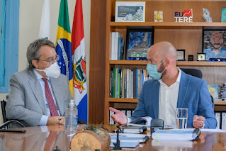 Prefeito Vinicius Claussen (à dir.) e o Cônsul Geral da Itália no Brasil, Paolo Miraglia Del Giudice