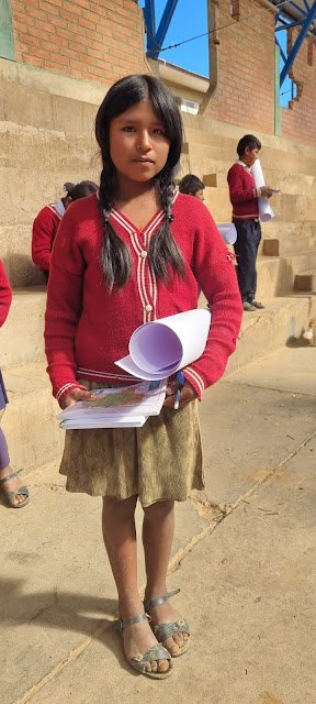 Heute Morgen haben die Kinder Schulmaterialien in der Bildungseinheit von Lacayani und Laliwata Bolivien erhalten.