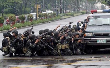 epa01185551 Philippine soldiers take position around the hotel that renegade Filipino military rebel Lieutenant Senior Grade AntonioTrillanes and General Danilo Lim have taken over as they called for a withdrawal of support to Philippine president Gloria Macapagal Arroyo in Makati City, Philippines on 29 November 2007.  EPA/FRANCIS R.  MALASIG *** Local Caption *** epa01185551 Philippine soldiers take position around the hotel that renegade Filipino military rebel Lieutenant Senior Grade AntonioTrillanes and General Danilo Lim have taken over as they called for a withdrawal of support to Philippine president Gloria Macapagal Arroyo in Makati City, Philippines on 29 November 2007.  EPA/FRANCIS R.  MALASIG