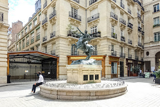 Paris : Le Poète chevauchant Pégase, une oeuvre d'Alexandre Falguière, square Opéra Louis Jouvet - IXème