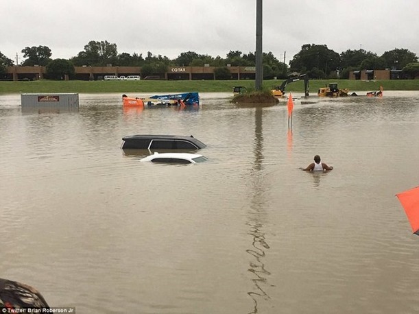 439C6AC800000578-4827474-A_preacher_wades_in_to_the_water_in_Houston_to_check_for_trapped-a-23_1503871564386