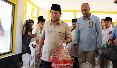 Berkunjung ke Magetan, Prabowo Sempatkan diri Berziarah ke Makam Gubernur Soerjo