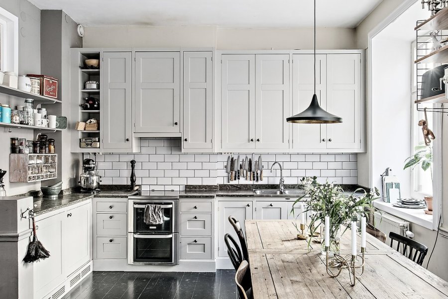 Ispirazioni da interni svedesi: Cucina grigia e sedie spaiate