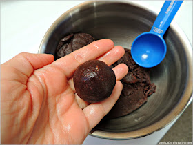 Bola de Masa de las Galletas Crinkles de Chocolate y Coco