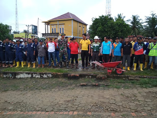 Gabungan Instansi Di Muba Lakukan Bersama Sama Gotong Royong Bersihkan Lingkungan