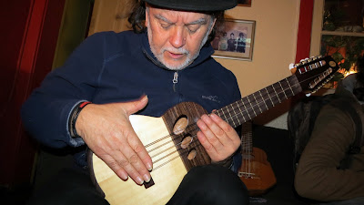 Quique Cruz  usando charango Antilko de luthier Claudio Rojas