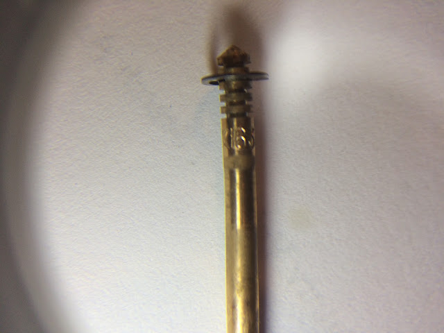 Detail photo showing adjustment clip of CT90 carburetor needle