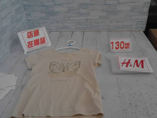 中古品　子供服　１３０ｃｍ　Ｈ＆Ｍ　バタフライプリント　半袖トップス　２２０円