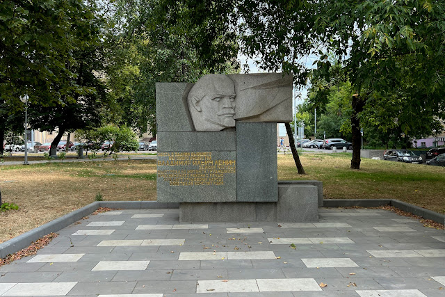 Беговая улица, сквер перед ипподромом, памятник-стела Владимиру Ленину