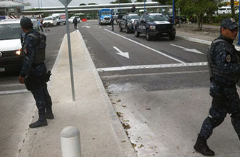 Alarma en AIC: movilización policíaca en puerto aéreo de Cancún por supuesta bomba, evacúan terminal II