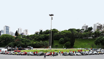 Dezenas de MPs se aglomeram em torno da Praça Charles Miller, diante do Estádio Municipal do Pacaembu, que apesar de tombado está na mira de ser privatizado.