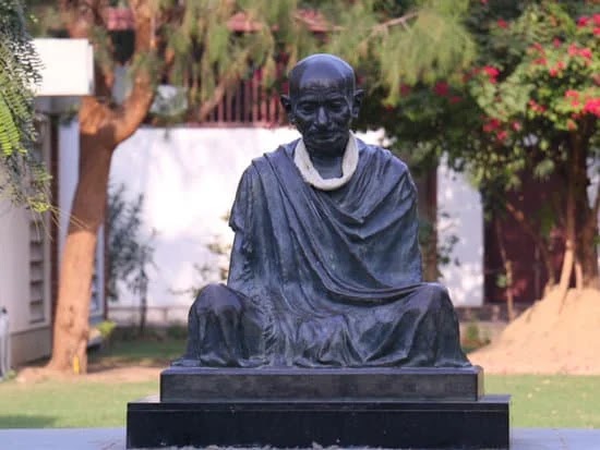 अहिंसा के पुजारी महात्मा गांधी पर निबंध