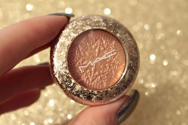 DelicateDriftExtraDimensionEyeshadowSnowBallMAC30