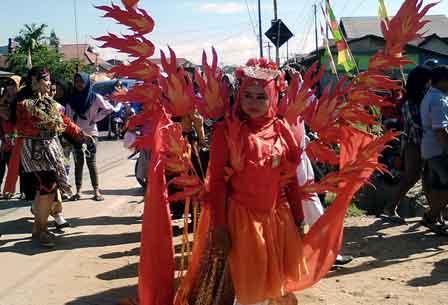 Kostum Gaun Meriah Pada Karnaval