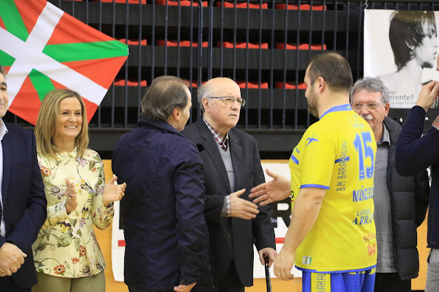 homenaje del Club Balonmano Barakaldo a 'Chandro'