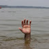  Mueren dos y un herido tras vehículo caer al río.