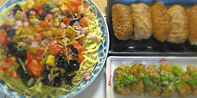我が家の晩ごはん　バラ冷やし中華　軟骨入りつくね（総菜）　おいなりさん