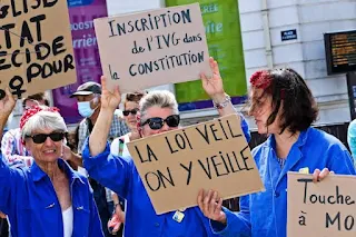 Les manifestants qui soutiennent la proposition de loi sur le droit à l'avortement en France