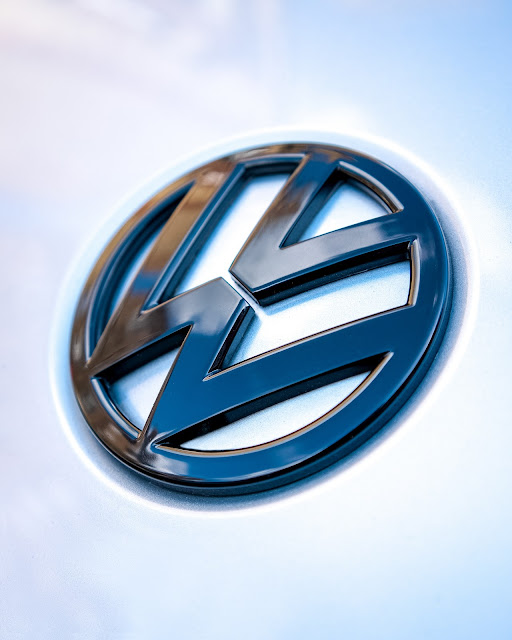 VW logo badge:Photo by Andrea De Santis on Unsplash