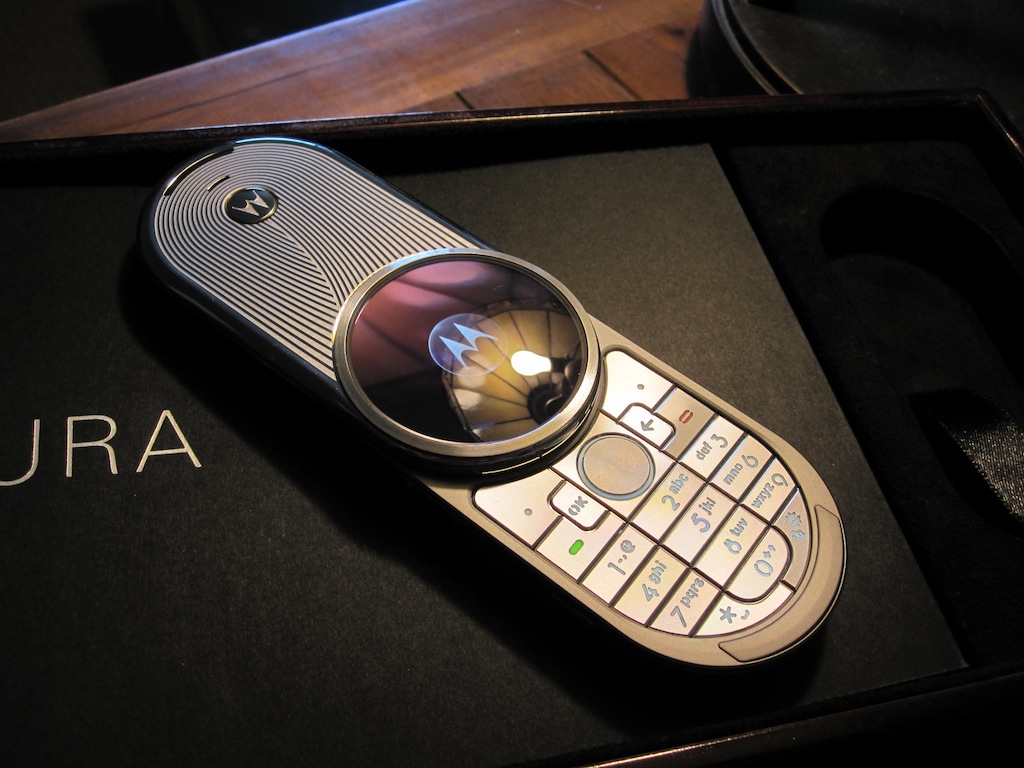 Motorola AURA Aura Seni Tinggi Sebuah Ponsel Gerilya Djadoel