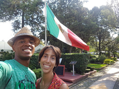 Ainhoa and Tim pose with Mexican flag