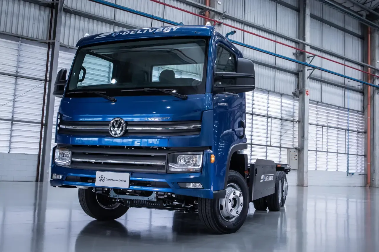 Volkswagen Delivery 100% elétrico na cor azul