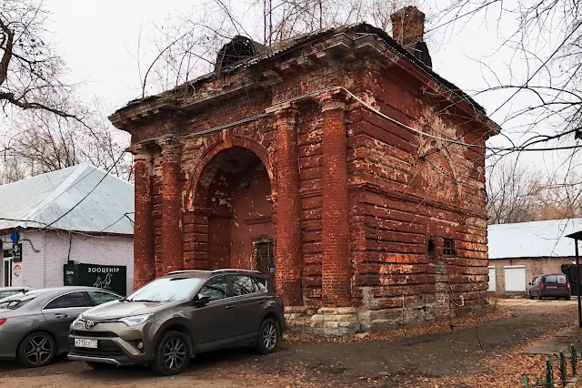 Серебряный бор, Таманская улица, ансамбль конного двора Хорошёвской конюшенной слободы, проездная башня с гауптвахтой (построена в 1770-х годах)