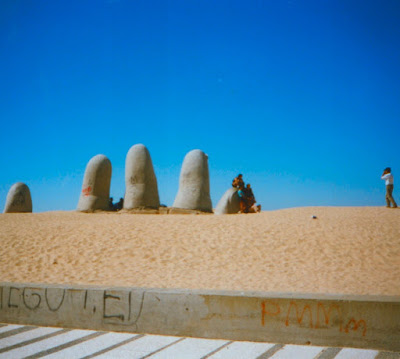 O Monumento Los Dedos foi erguido pelo artista plástico chileno Mario Irrazábal em 1982, na Parada 1 da Praia Brava de Punta Del Este, no Uruguai. Fotografei o local em 1997.