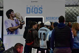 Fans Temui Diego Maradona Versi Hologram di Buenos Aires