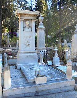 το ταφικό μνημείο του Περικλή Μαυρομιχάλη στο Α΄ Νεκροταφείο των Αθηνών