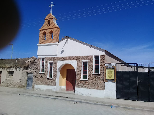 Eine hübsche kleine Kirche auf dem Altiplano Boliviens