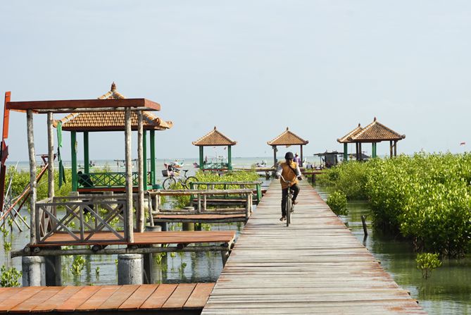 Gazebo-gazebo di Jembatan Merah Hutan Mangrove Pasarbanggi Rembang